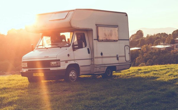 Comment installer un système de caméra de recul sans fil dans un camping-car ?